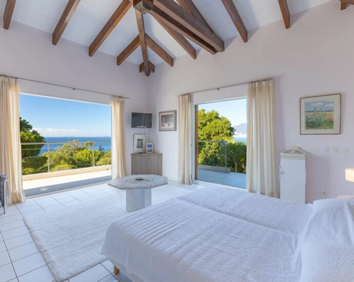 Porticcio rive sud Ajaccio, , Villa, 5 chambres, piscine, bord de mer plage à pied