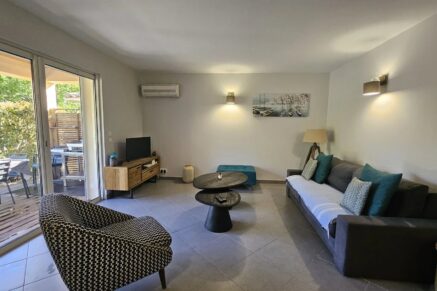 SOUS OFFRE – Pinarello, Appartement avec jardin privatif, 2 chambres,  vue dégagée, plage à pied