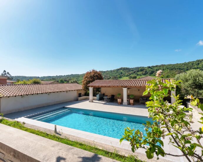 Côte Oriental, Penta-di-Casinca, Villa vue montagnes, 2 appartements, 6 chambres, piscine, proche plages et Bastia