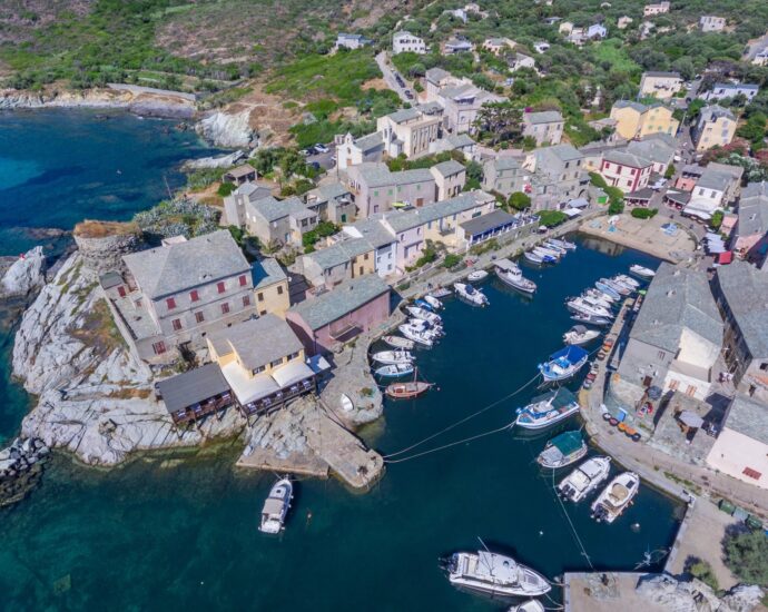 Cap Corse, Centuri, terrain constructible, proche port, plage à pied, emplacement rare, environnement préservé