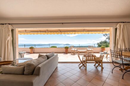 Exclusivité, Porto-Vecchio, Carpalone, Villa d&rsquo;architecte, 7 chambres, piscines, vue mer panoramique, proche plage
