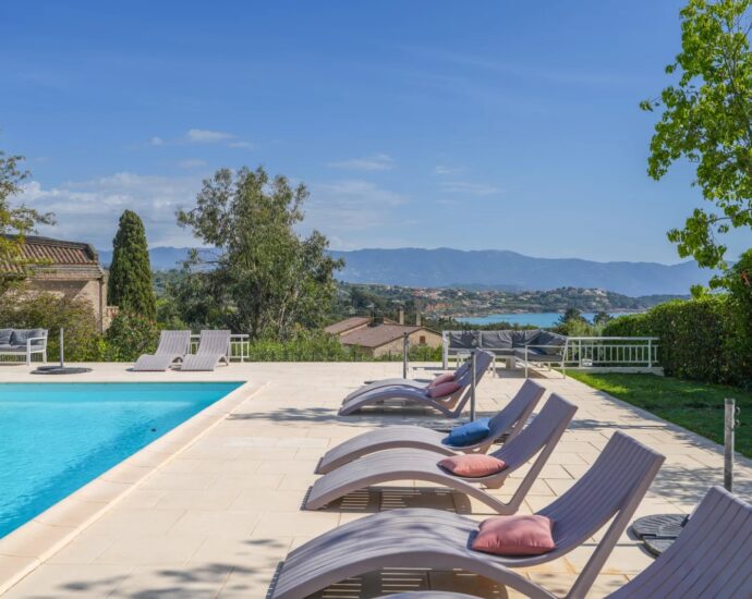 Sagone , Villa vue mer , 7 chambres, piscine, Proche plage