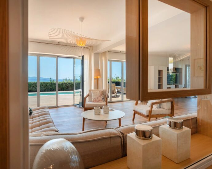 Exclusivité, Ajaccio, Route des Sanguinaires, Villa vue  mer panoramique, 5 chambres, piscine , plage à pied