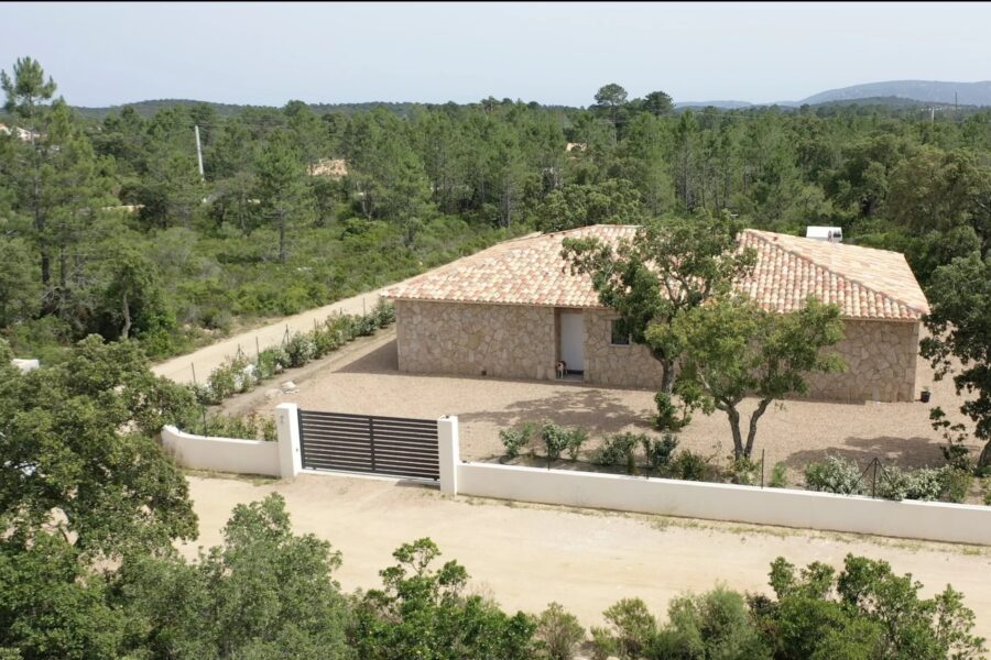 Lecci-, Villa 4 chambres, de plain-pied, avec piscine, proche plage