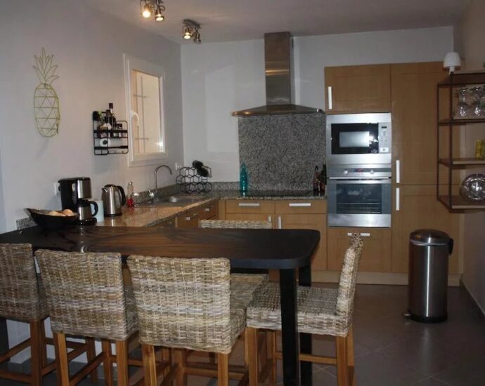 Pinarello, Appartement avec jardin privatif, 2 chambres,  vue dégagée, plage à pied