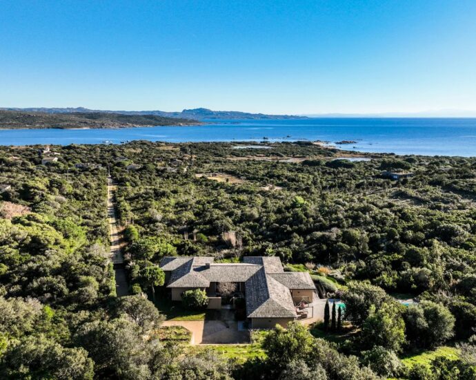Pianottoli-Caldarello, Villa d&rsquo;architecte, 6 chambres, vue mer, piscine, plage à pied