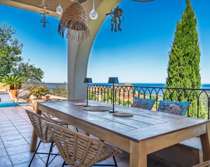 Exclusivité, Balagne, Pigna, Villa 5 chambres, vue mer panoramique, proche plage et L&rsquo;Île-Rousse