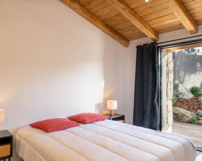 Sainte-Lucie de Porto-Vecchio, Cirendinu, Shepherd’s-Style Villa, 4 Bedrooms, Pool, Close to the Beach