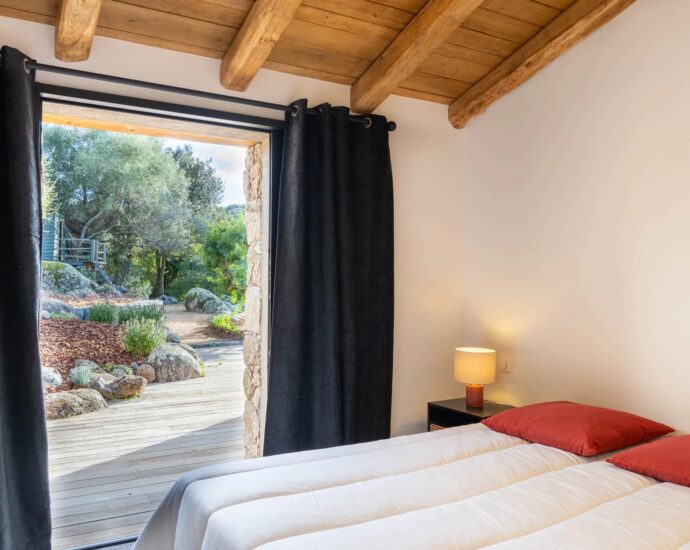 Sainte-Lucie de Porto-Vecchio, Cirendinu, Shepherd’s-Style Villa, 4 Bedrooms, Pool, Close to the Beach