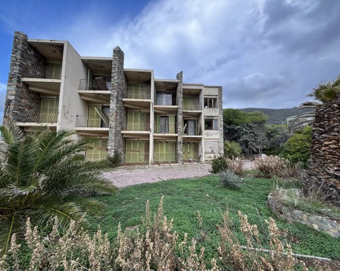 Cap Corse, Centuri, Propriété de caractère, vue mer, 30 chambres, parc paysager, plage à pied
