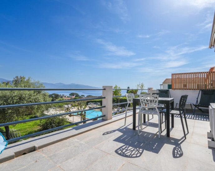 Sagone , Villa vue mer , 7 chambres, piscine, Proche plage