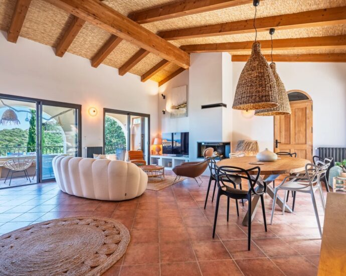 Exclusivité, Balagne, Pigna, Villa 5 chambres, vue mer panoramique, proche plage et L&rsquo;Île-Rousse