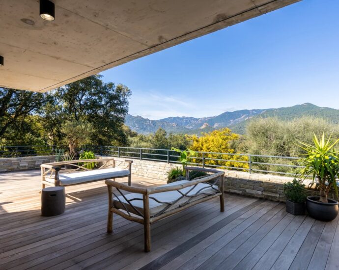 Lecci, Villa d&rsquo;architecte, 5 chambres, piscine, vue montagne, proche plage