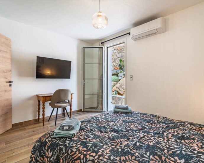 Balagne, Santa-Reparata di Balagna, Villa 9 chambres, vue lac et montagnes, Piscine, Salle de sport, Sauna, Proche l&rsquo;Île Rousse et plages