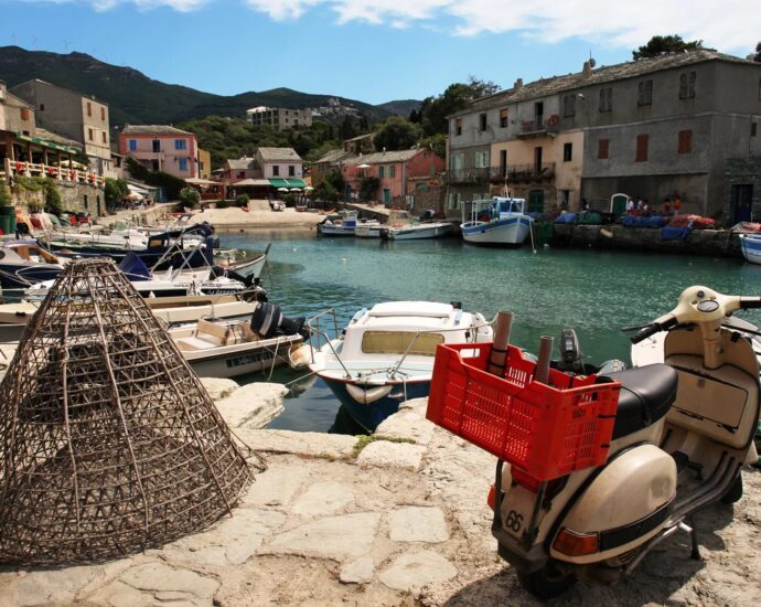 Cap Corse, Centuri, terrain constructible, proche port, plage à pied, emplacement rare, environnement préservé