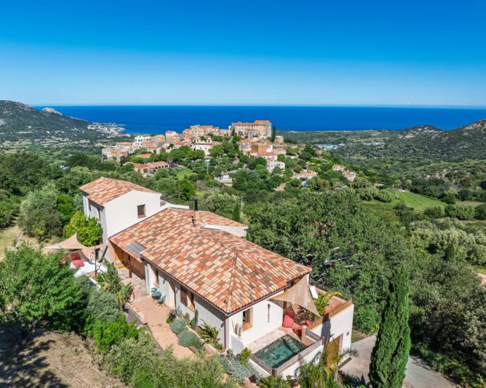 Exclusivité, Balagne, Pigna, Villa 5 chambres, vue mer panoramique, proche plage et L&rsquo;Île-Rousse