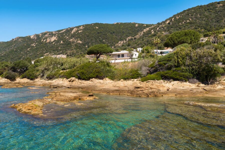 Exclusivité, Ajaccio, Route des Sanguinaires, Villa vue  mer panoramique, 5 chambres, piscine , plage à pied