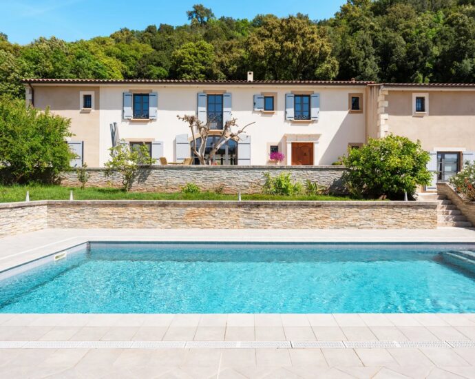 Côte Oriental, Penta-di-Casinca, Villa vue montagnes, 2 appartements, 6 chambres, piscine, proche plages et Bastia