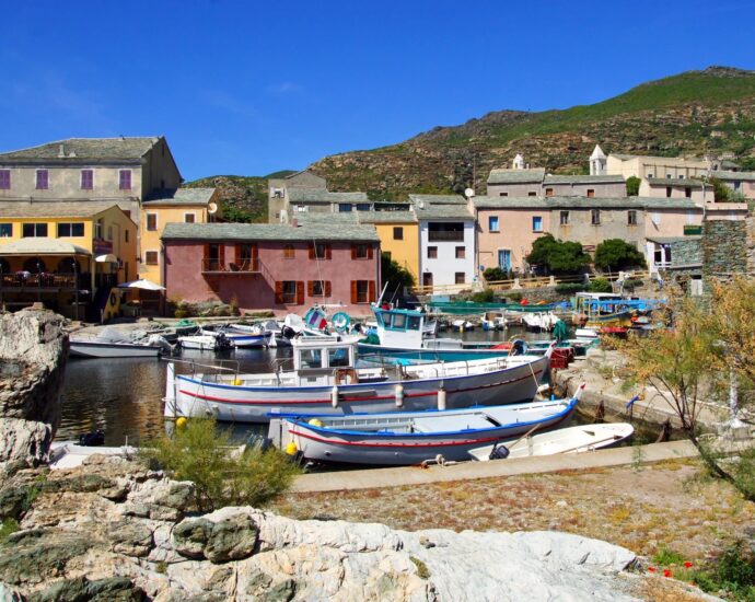 Cap Corse, Centuri, terrain constructible, proche port, plage à pied, emplacement rare, environnement préservé