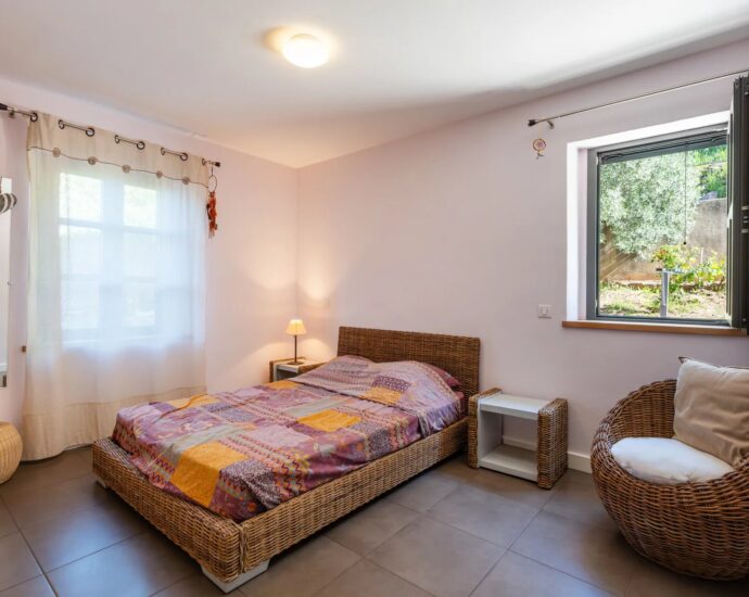 Côte Oriental, Penta-di-Casinca, Villa vue montagnes, 2 appartements, 6 chambres, piscine, proche plages et Bastia