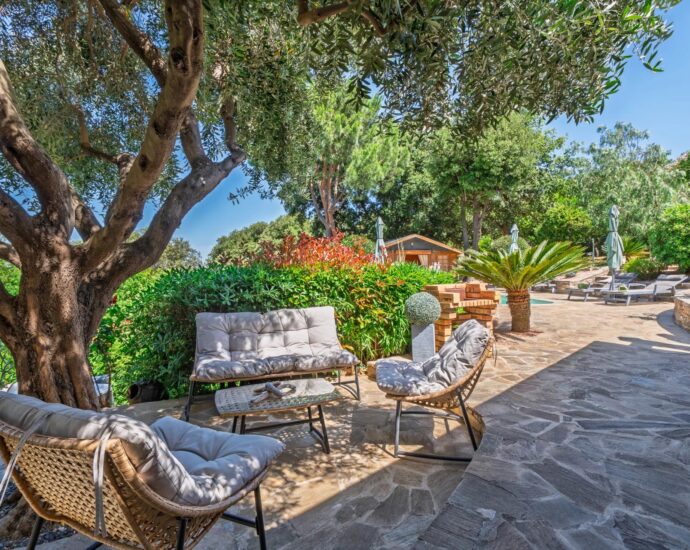 Exclusive listing, Saint-Florent area, Poggio d’Oletta 4-bedroom villa, swimming pool, jacuzzi, open views over the sea and mountains, close to the beach