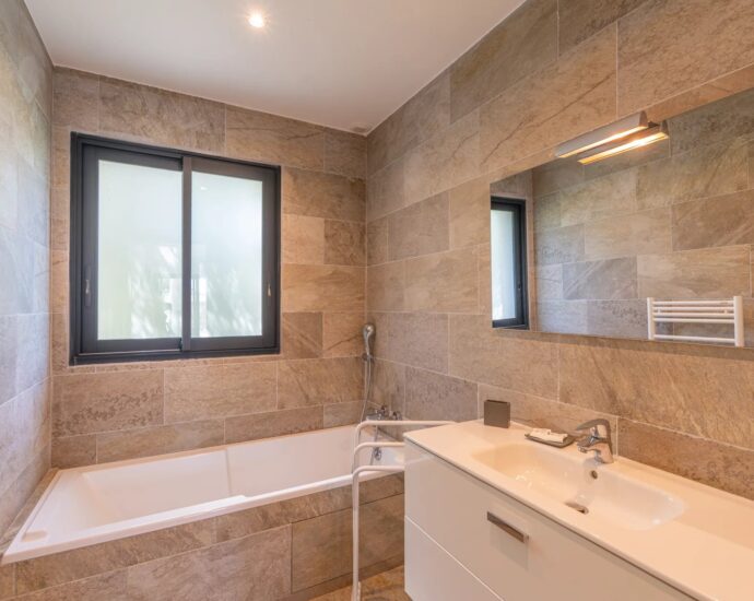 Sainte-Lucie-de-Porto-Vecchio, Villa vue mer,  plage à 400 mètres, 6 chambres, piscine