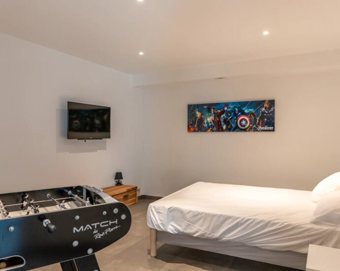 Pinarello, Villa vue mer panoramique, 4 chambres, piscine à débordement, plage à pied