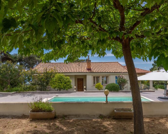 Sagone, Panoramic Sea View Villa, 3 Bedrooms, Independent Studio and Chalet, Pool, Walking Distance to Beach, Near Ajaccio