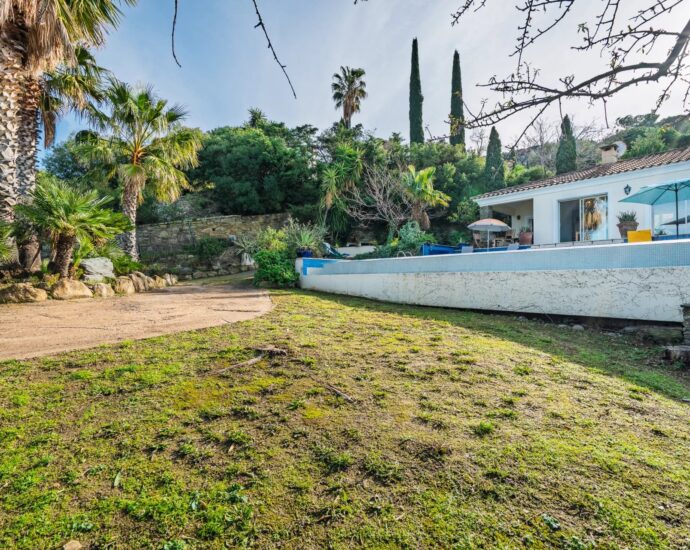 Saint-Florent, Panoramic Sea View Villa, 4 Bedrooms, Independent Apartment, Infinity Pool, Close to the Beach