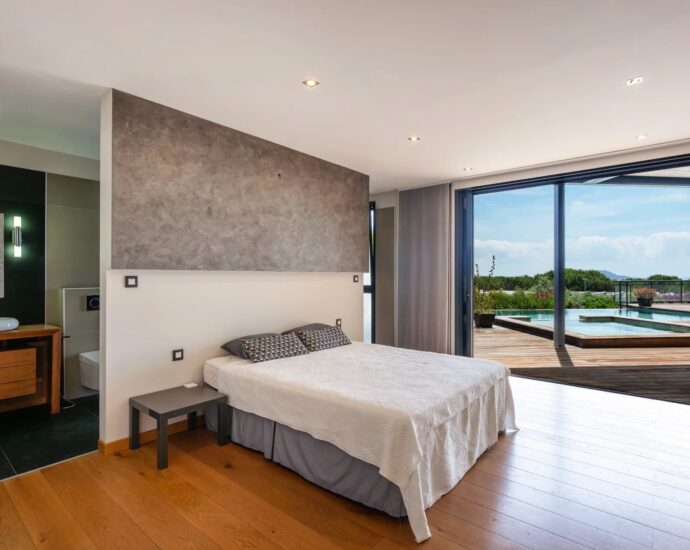 Rive Sud D&rsquo;Ajaccio, Agosta Plage, Villa contemporaine, 5 chambres, vue mer, piscine à débordement, jacuzzi, proche plage