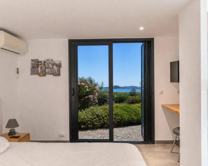 Pinarello, Villa vue mer panoramique, 4 chambres, piscine à débordement, plage à pied