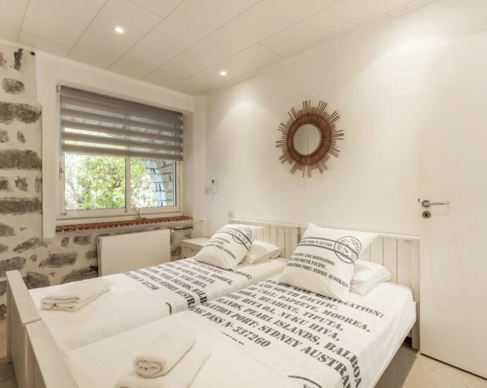 Porticcio, Rive Sud d&rsquo;Ajaccio, Villa pied dans l&rsquo;eau, 5 Chambres, vue mer panoramique, accès plage à pied