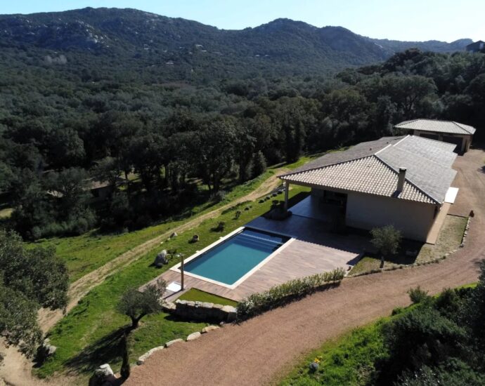 Porto Vecchio, Villa contemporaine, 4 chambres, piscine, proche plage de Santa Giulia