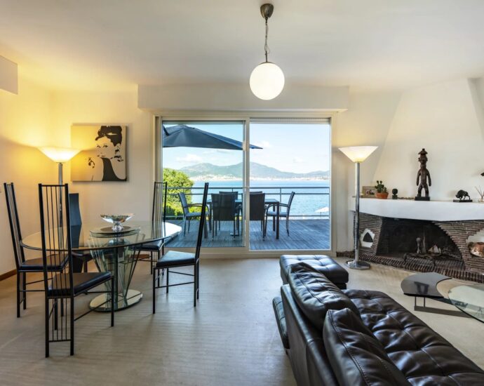 Porticcio, Rive Sud d&rsquo;Ajaccio, Villa pied dans l&rsquo;eau, 5 Chambres, vue mer panoramique, accès plage à pied