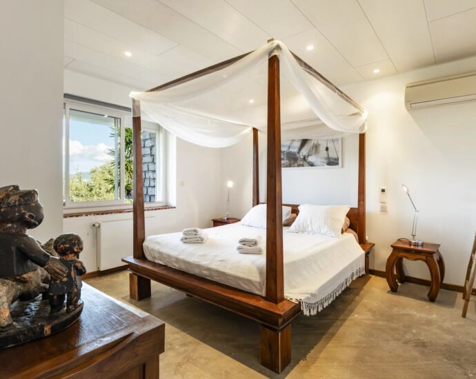 Porticcio, Rive Sud d&rsquo;Ajaccio, Villa pied dans l&rsquo;eau, 5 Chambres, vue mer panoramique, accès plage à pied
