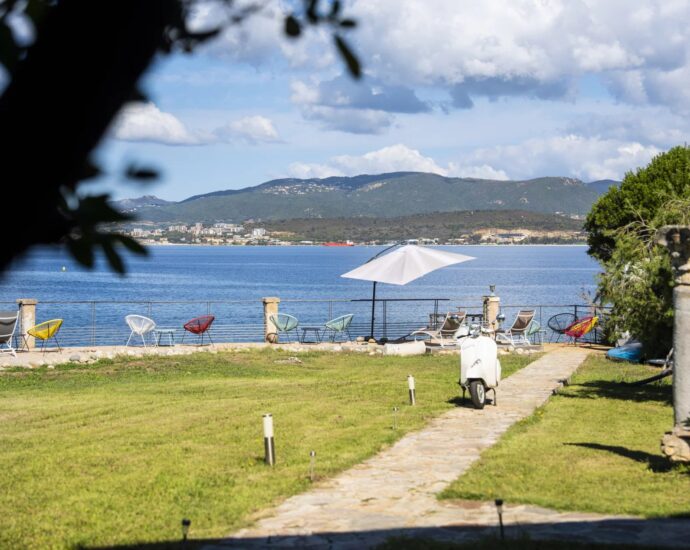 Porticcio, Rive Sud d&rsquo;Ajaccio, Villa pied dans l&rsquo;eau, 5 Chambres, vue mer panoramique, accès plage à pied
