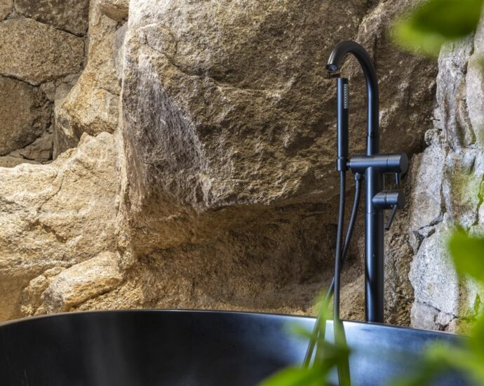 Lecci – 4 bedroom villa with pool and garage, nestled among the rocks