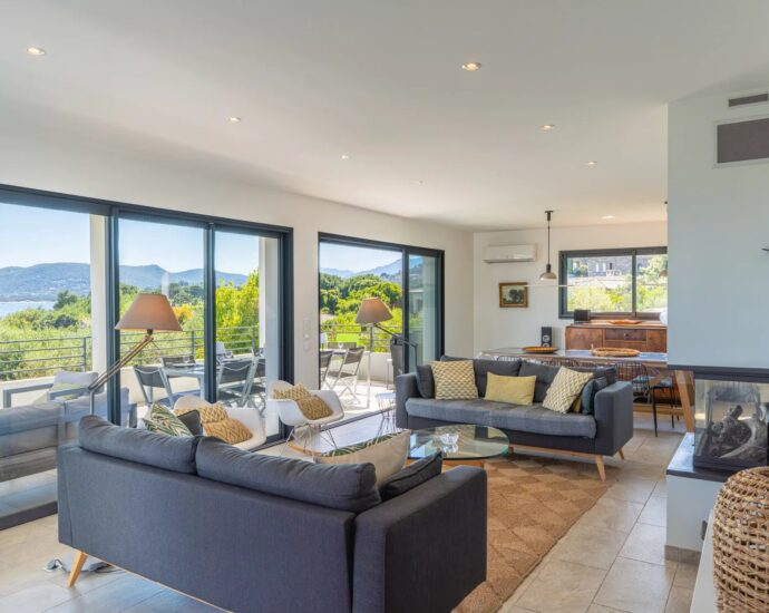 Sainte-Lucie-de-Porto-Vecchio, Villa vue mer,  plage à 400 mètres, 6 chambres, piscine