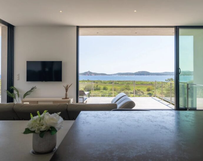 Pinarello, Villa vue mer panoramique, 4 chambres, piscine à débordement, plage à pied