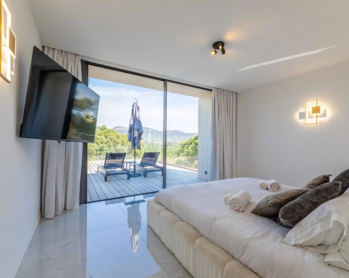 Exclusivité, Caramontino, Domaine privé d&rsquo;Arinella, Villa 6 chambres, piscine, jacuzzi, vue montagnes, plage à pied