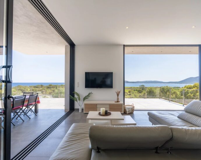 Pinarello, Villa vue mer panoramique, 4 chambres, piscine à débordement, plage à pied