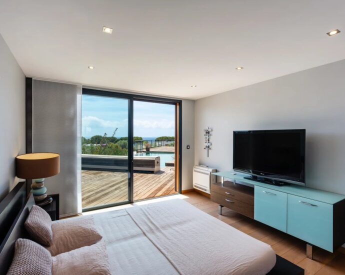 Rive Sud D&rsquo;Ajaccio, Agosta Plage, Villa contemporaine, 5 chambres, vue mer, piscine à débordement, jacuzzi, proche plage