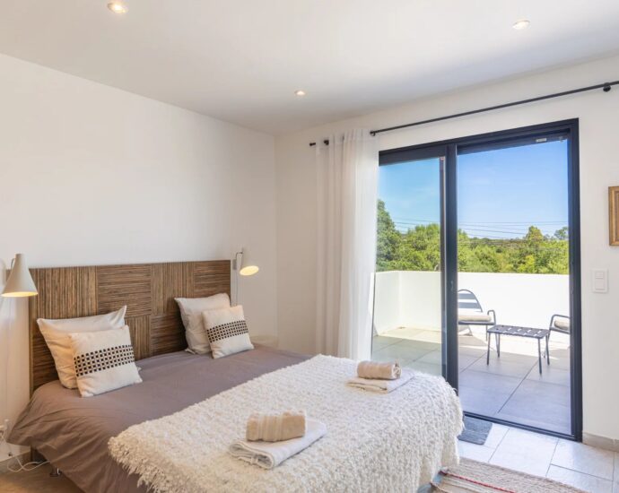 Sainte-Lucie-de-Porto-Vecchio, Villa vue mer,  plage à 400 mètres, 6 chambres, piscine