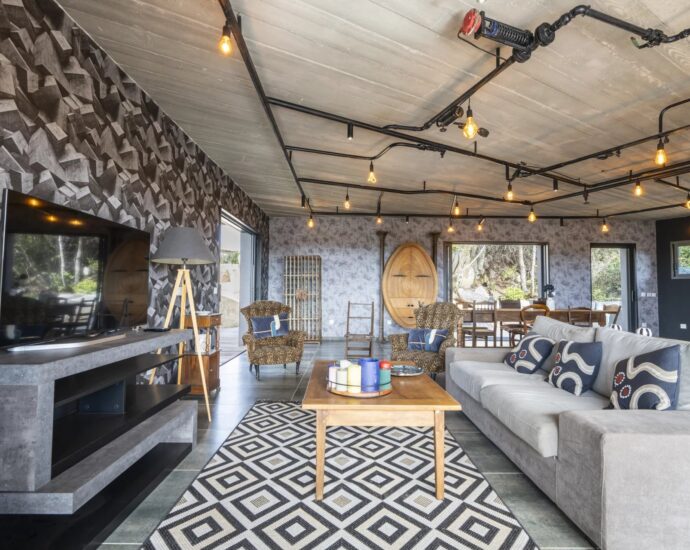 Lecci – 4 bedroom villa with pool and garage, nestled among the rocks