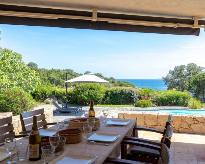 Private estate of Punta d’Arasu, panoramic sea-view villa, 5 bedrooms, swimming pool, beach within walking distance.