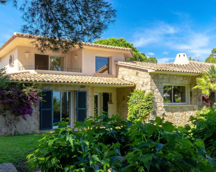Private estate of Punta d’Arasu, panoramic sea-view villa, 5 bedrooms, swimming pool, beach within walking distance.