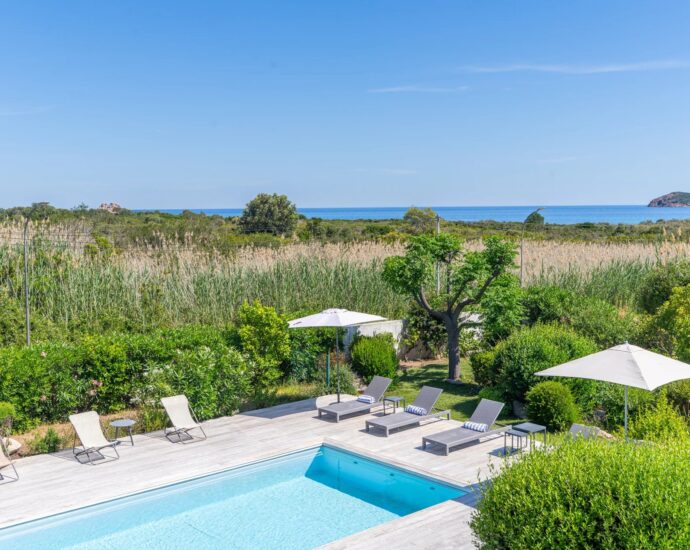 Sainte-Lucie-de-Porto-Vecchio, Villa vue mer,  plage à 400 mètres, 6 chambres, piscine