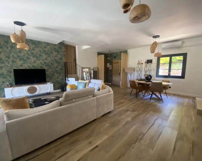 Exlusivité, Région de Saint-Florent, Poggio d’Oletta, villa 4 chambres, piscine, jacuzzi, vue dégagée mer et montagnes, proche plage