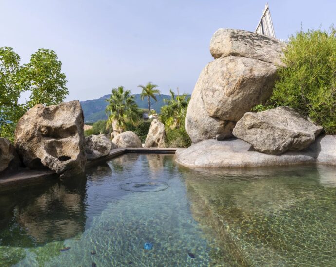 Lecci – 4 bedroom villa with pool and garage, nestled among the rocks