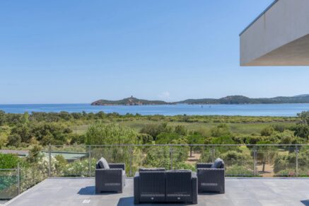 Pinarello, Villa vue mer panoramique, 4 chambres, piscine à débordement, plage à pied